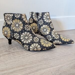NWOT Design Lab Lord & Taylor Black Gold Floral Baroque Embroidery Ankle Boots 7